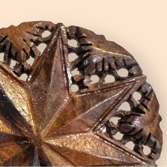 Vintage Carved Olive Wood Brooch Large Star Pin Intricate and in mint condition! - Picture 2 of 4